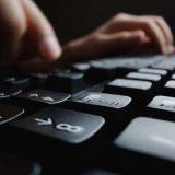 <p>Đánh máy nhanh không chỉ cần bàn tay nhanh, mà còn cần sử dụng bộ não. Cách nhớ bàn phím này sẽ giúp bạn gõ 10 ngón không cần nhìn trong 7 ngày tới!</p>
