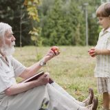 <p>Với khán giả lớn tuổi hơn, hoặc với khán giá tổng hợp thì cách xưng hô trong thuyết trình thế nào là hợp nhất, vừa tôn trọng khán giả, vừa tự tin cuốn hút?</p>
